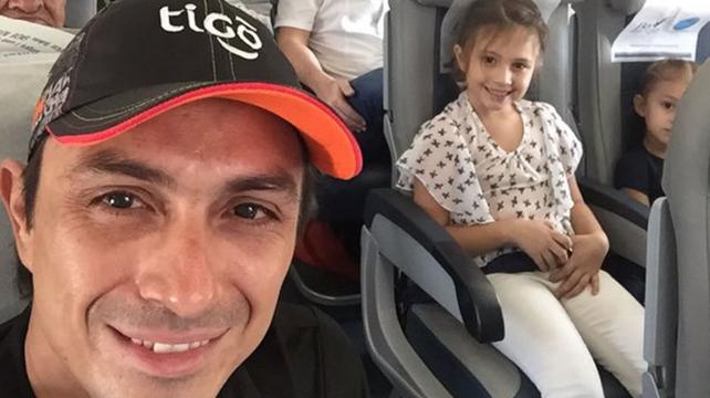 'Chavo' Salvatierra se mandó una selfie junto a sus hijas en el avión que lo llevó a la capital de Argentina. Foto: Twitter @chavo_mx1