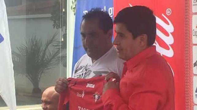Grover Vargas, presenta a Julio Zamora como entrenador de Wilstermann. Foto: Los Tiempos