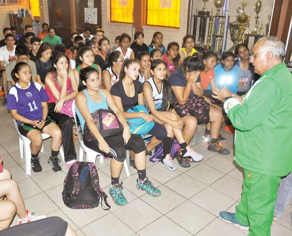 JUGADORES DE AMBAS PRESELECCIONES EN LA CHARLA MÉDICA, AYER EN EL GRÓVER SUÁREZ.