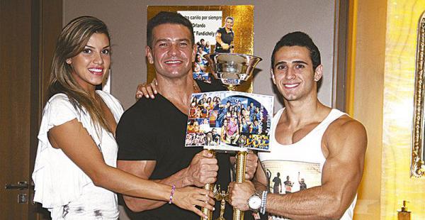 CONCURSANTES. Los mejores guerreros, Yubinka Velarde y Rodrigo Vaca Díez, entregaron varios recuerdos a Orlando Fundichely