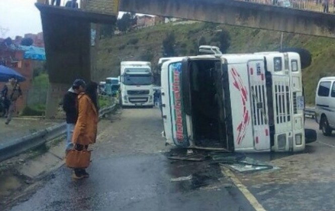 Un tráiler se vuelca en la autopista La Paz- El Alto y ocasiona un herido