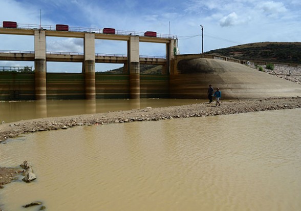 Una plataforma de tierra cerca de las compuertas de la represa de La Angostura por falta de agua. - Diego Cartagena Periodista Invitado