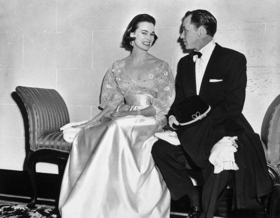 Frank Sinatra y Gloria Vanderbilt, en el Hotel Ambassador de Nueva York la Nochevieja de 1954. Frank Sinatra y Gloria Vanderbilt, en el Hotel Ambassador de Nueva York la Nochevieja de 1954.