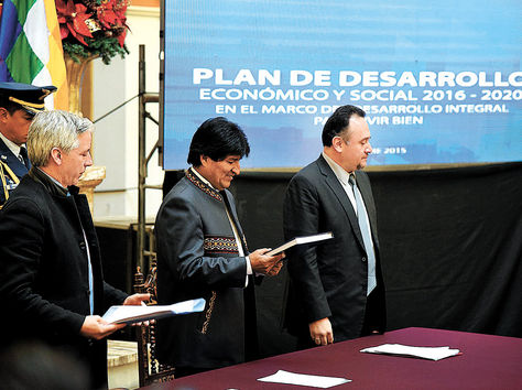 Palacio. El presidente Evo Morales sostiene en sus manos el Plan de Desarrollo Económico y Social.