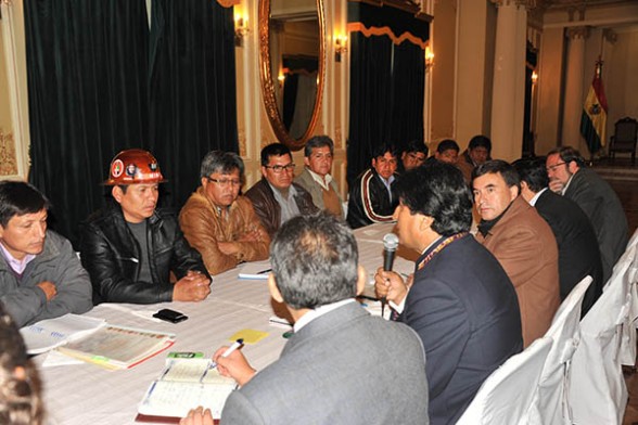 Dirigentes de la COB presentan pliego al Gobierno, ayer. -   Abi Agencia