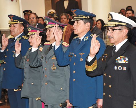 Acto. Jefes militares del Alto Mando de las Fuerzas Armadas juran a sus cargos en el Palacio Quemado.