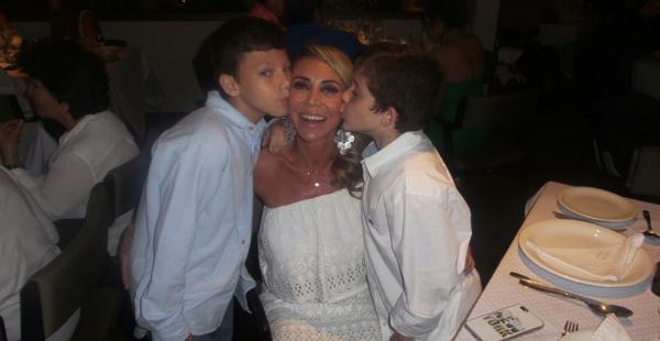 Laura Donoso recibió los besos de sus dos hijos
