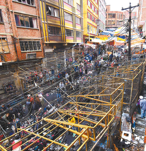 Siniestro. El fuego arrasó unos 80 metros lineales de tarimas en el primer día de 2016 en la Huyustus. Foto. Miguel Carrasco