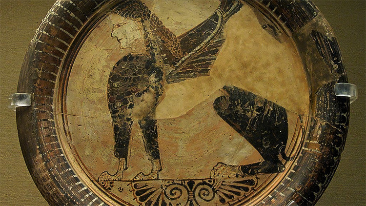 Esfinge sentada. Un plato del siglo VI a.C. del período orientalizante de Grecia encontrado en Naukratis, Egipto.