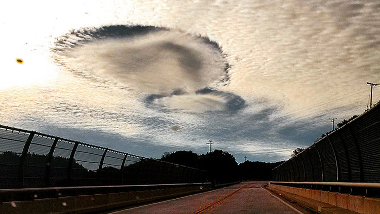 Nubes con agujeros en el Estado de California, EE.UU., en marzo de 2015