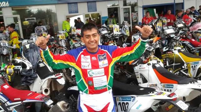 Fuentes con los brazos abiertos en señal de victoria en el vivac ubicado en la zona de la costanera al lado del lago San Roque.