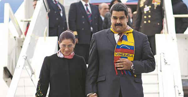 Nicolás Maduro y su esposa, Cilia Flores en Suiza. Allí, el mandatario aseguró que es un complot de EEUU