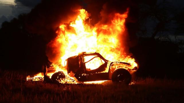 Impactante imagen del coche del piloto boliviano al momento de cargar combustible. Foto: Raúl Barrero