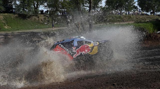 El francés, que corre por primera vez en el Dakar, se adueñó de la general en la categoría autos. Foto: AFP