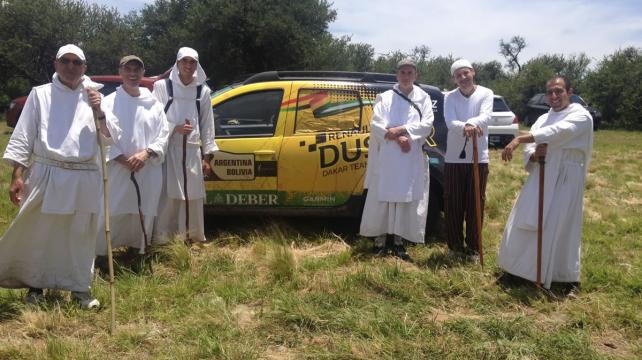 Un grupo de curas cordobeses posaron junto a la vagoneta Renault. Foto: Esmir Cortez