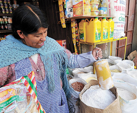 Negocios. En las tiendas de la calle Antonio Gallardo, en La Paz, se comercializa harina argentina.