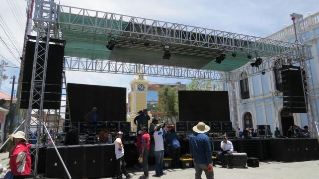 Esta es una de las cuatro tarimas que se están armando en Uyuni para la fiesta del Dakar. Foto: Etzhel Llanque