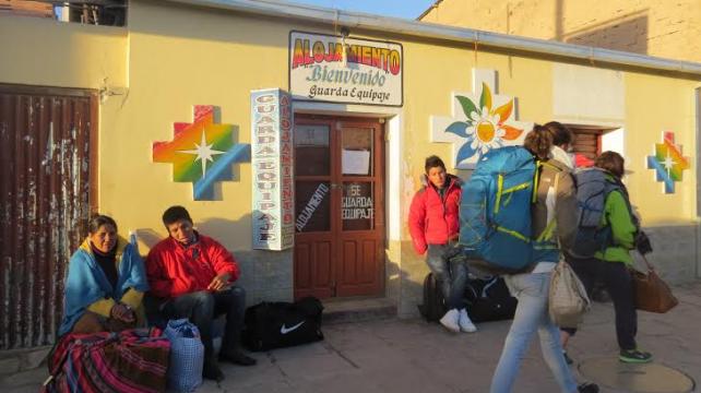 Los visitantes en Uyuni buscan la forma de hospedarse. La mayoría de los lugares está ocupado. Foto: Etzhel Llanque