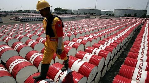  Un empleado de una refinería de petróleo. Foto: RT