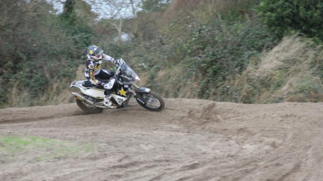 El francés sufrió un accidente en el cual causo susto a varios pilotos que lo asistieron, además de la organización. Foto: Internet