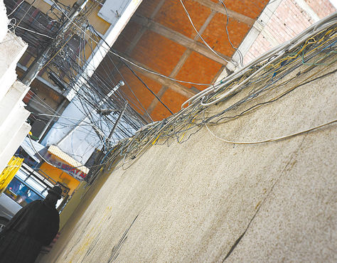Precario. Maraña de cables de energía eléctrica en un pasillo del mercado Uruguay, cerca del sector de las carniceras. 