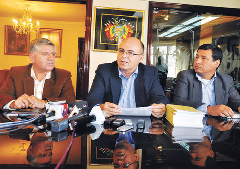Posición. El ministro de Defensa, Reymi Ferreira, y dos viceministros del área, en la conferencia de ayer.