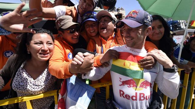 Loeb compartió con los fanáticos bolivianos. Se sacó fotos, selfies y firmó muchos autógrafos. Foto: AFP