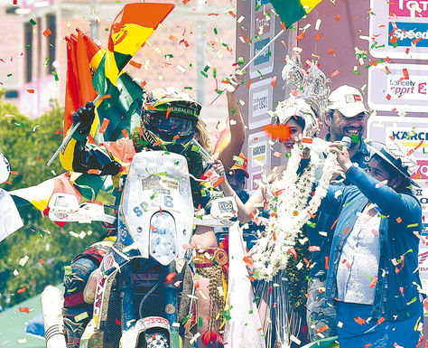 Recibimiento. Mucho papel picado cuando Salvatierra subió a la rampa.
