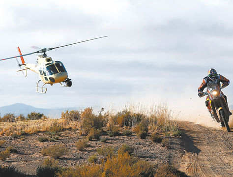 Seguimiento. Un helicóptero persigue al ganador en motos, el australiano Toby Price, en las cercanías de Uyuni.