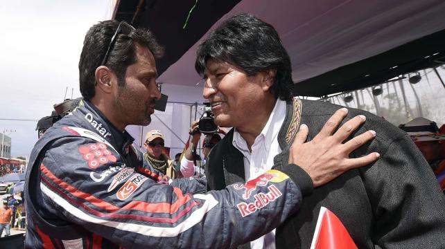 El presidente Morales recibió en el palco oficial al príncipe catarí Nasser Al-Attiyah a su llegada a Uyuni. Foto: AFP
