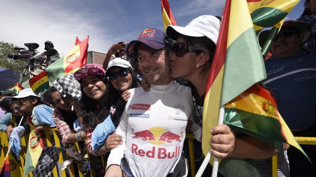 El piloto francés Loeb fue uno de los más ovacionados a su llegada a Uyuni. Foto: AFP