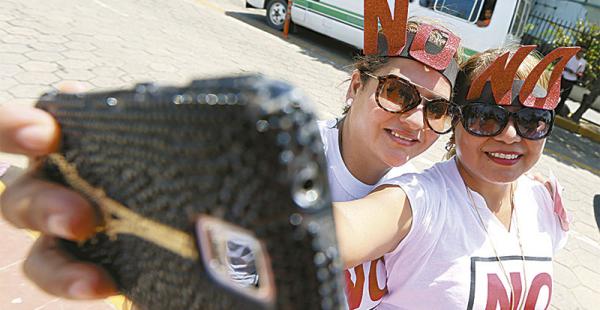 Los Demócratas salieron a las calles cruceñas pidiendo votar No