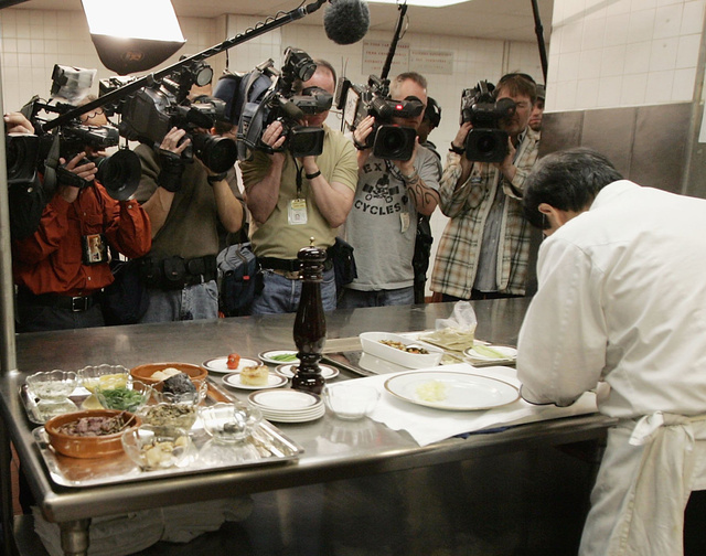 La prensa sigue con muchísimo interés la cena que se sirve durante la gala, aunque lo que hace la gente, sobre todo, es beber.