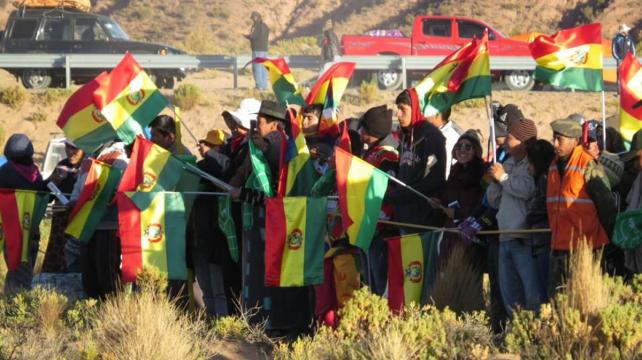Los fanáticos bolivianos disfrutaron del paso de las motos, cuadriciclos, autos y camiones del Dakar. Foto: Esmir Cortez