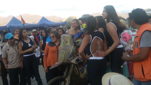 Los pilotos pudieron compartir con la gente en Tupiza. El Dakar se despide de Bolivia. Foto: Esmir Cortez