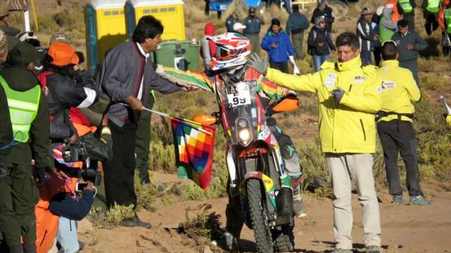 El presidente Morales le deseó suerte al chaqueño Fabricio Fuentes antes de larga en la séptima etapa. Foto: Esmir Cortez
