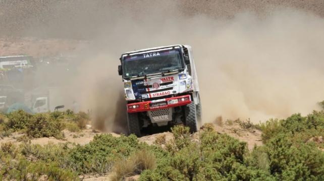 Los camiones se robaron el show en la largada de la séptima etapa. Los fanáticos aprovecharon para sacar varias fotos. Foto: Etzhel LLanque