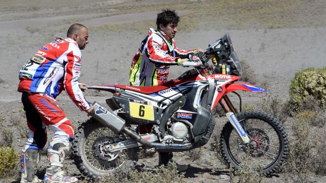 El españo Barreda Bort quedó fuera de la carrera tras sufrir algunos inconvenientes con su moto. Foto: AFP