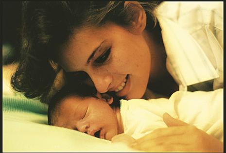 Madre y amante La conductora de radio y televisión reconoce que es madre más de la mitad de su ser, pero también es amante, porque está enamorada y en pareja. Con dos hijos y una nieta, a sus 43 años, cree en que la vida le dio una tercera oportunidad