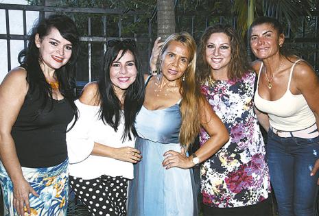 EN GRUPO. Margoth Coimbra, Rebeca  Vargas, Lorena Robles, Maritza Orellana y  Helen Schwan