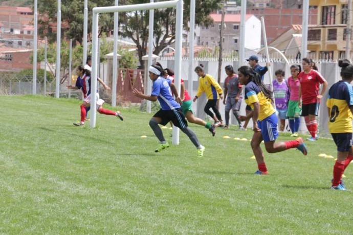 La selección femenina de Chuquisaca cerró sus prácticas ayer, en la cancha auxiliar del estadio Patria.