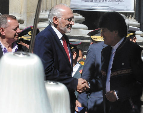 La Paz. El presidente Evo Morales y Carlos Mesa se saludan en el acto desarrollado ayer en la plaza Murillo.