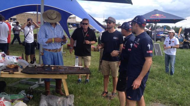 Peterhansel y Despres compartieron un churrasco junto a otros pilotos en el vivac de Salta. Foto: Esmir Cortez