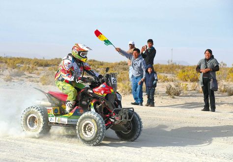 Wálter Nosiglia conduce su cuadriciclo mientras espectadores bolivianos lo despiden. Foto. Miguel Carrasco