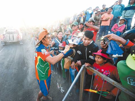 Fabricio Fuentes saluda a la gente que fue al vivac de Uyuni para apoyarlo. Foto. Wara Vargas