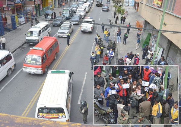 Los choferes del transporte público insisten en protestas y bloqueos en desmedro de los vecinos.