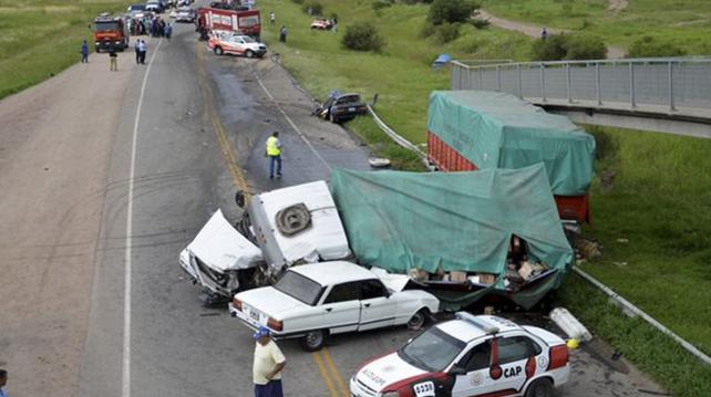 Así quedó el camión y los autos que chocaron contra el camión de asistencia del francés Baud. Foto: Twitter