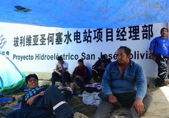 Trabajadores de la empresa china hacen vigilia en instalaciones del proyecto hidroeléctrico, ayer. - Carlos López Gamboa Los Tiempos