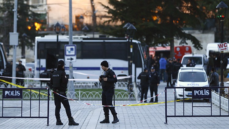 La Policía turca vigila el centro turístico de Estambul, el 12 de enero de 2016