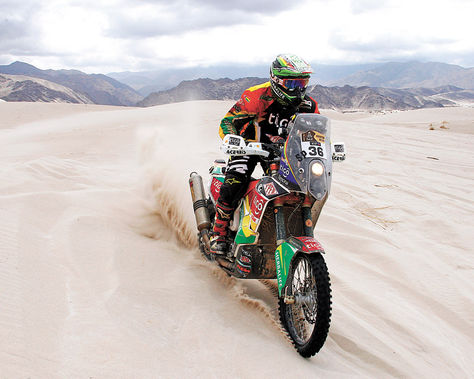 Salvatierra. El ‘Chavo’ conduce su KTM por las dunas, terreno en el que se desempeña mejor. Ayer tuvo una buena participación y escaló tres posiciones en las motos.